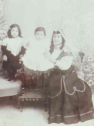 Mother with her children – Teheran 1908