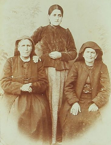 The family of the priest Der Mardiros in Sebastia