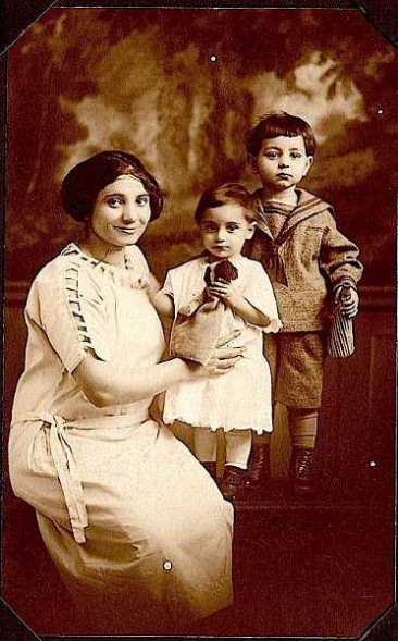 Zaruhi Mooradian with her children – 1923
