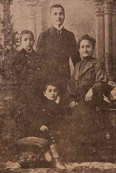 The Djoloyan brothers with their mother – 1904