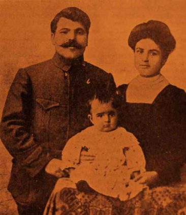 The hero of Sebastia (Sevaz), Murad, with his family