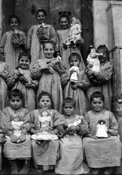 Bitlis 1914 – Armenian children with dolls