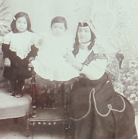 Mother with her children – Teheran 1908