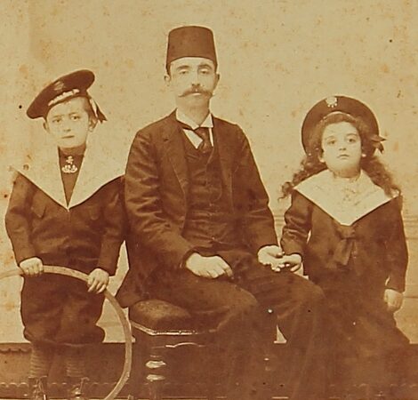 Armenian father and children – Samatia 1900