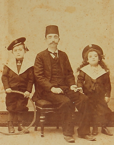 Armenian father and children – Samatia 1900