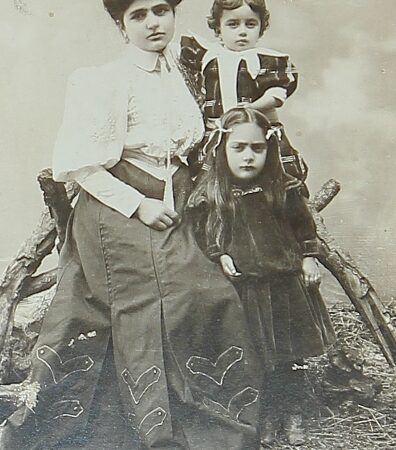 Mrs Tartabouroumian and her children – Talas
