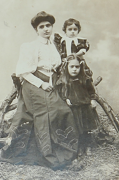 Mrs Tartabouroumian and her children – Talas