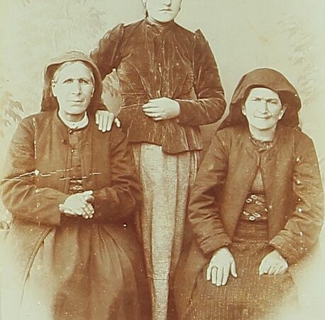 The family of the priest Der Mardiros in Sebastia