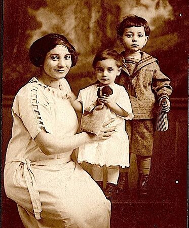 Zaruhi Mooradian with her children – 1923