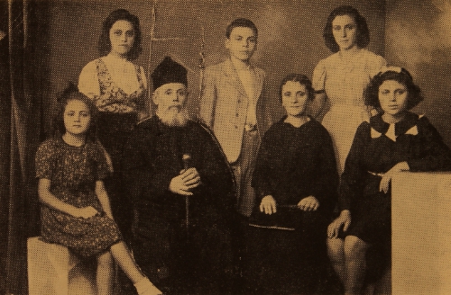Sdepan Kahana Geusdenian with his family