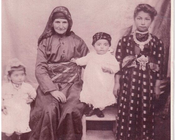 Vartanoush Assadourian, Anna Kenseyan, Mgrditch Assadourian, Satenig Assadourian in Malatia 1914-1915