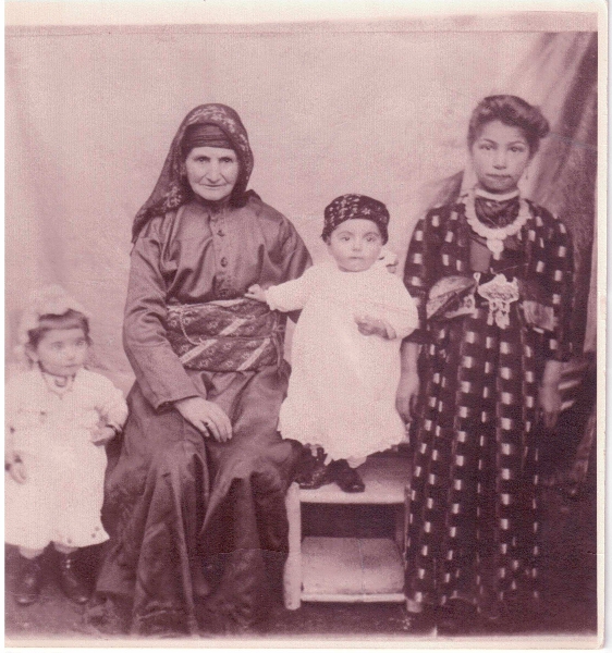 Vartanoush Assadourian, Anna Kenseyan, Mgrditch Assadourian, Satenig Assadourian in Malatia 1914-1915