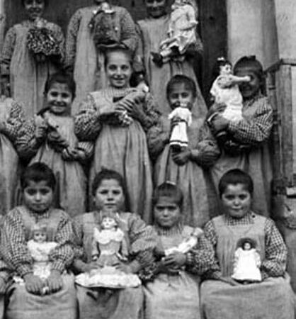Bitlis 1914 – Armenian children with dolls